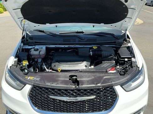 Used 2024 Chrysler Pacifica Touring-L FWD image 9