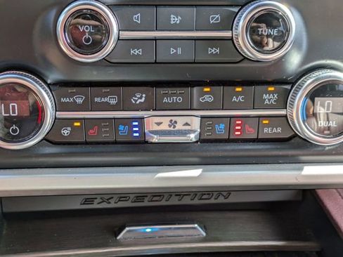 Used 2024 Ford Expedition Limited image 28
