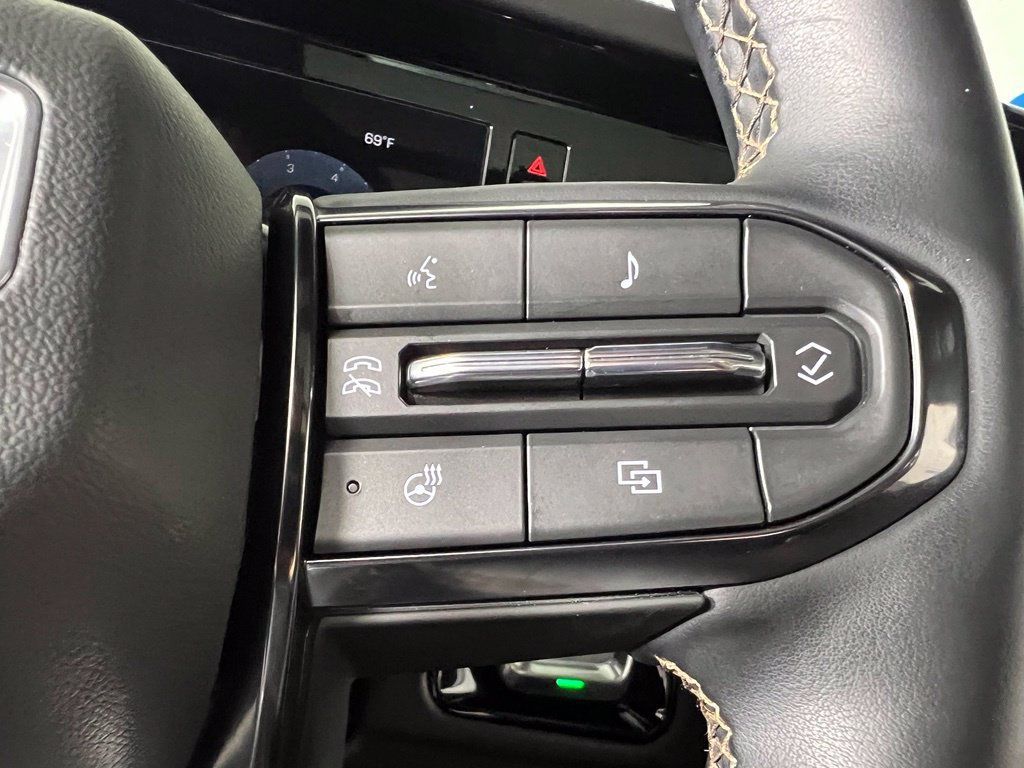 Used 2025 GMC Yukon XL AT4 AWD/4WD image 27