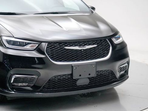 Used 2025 Chrysler Pacifica Select image 9