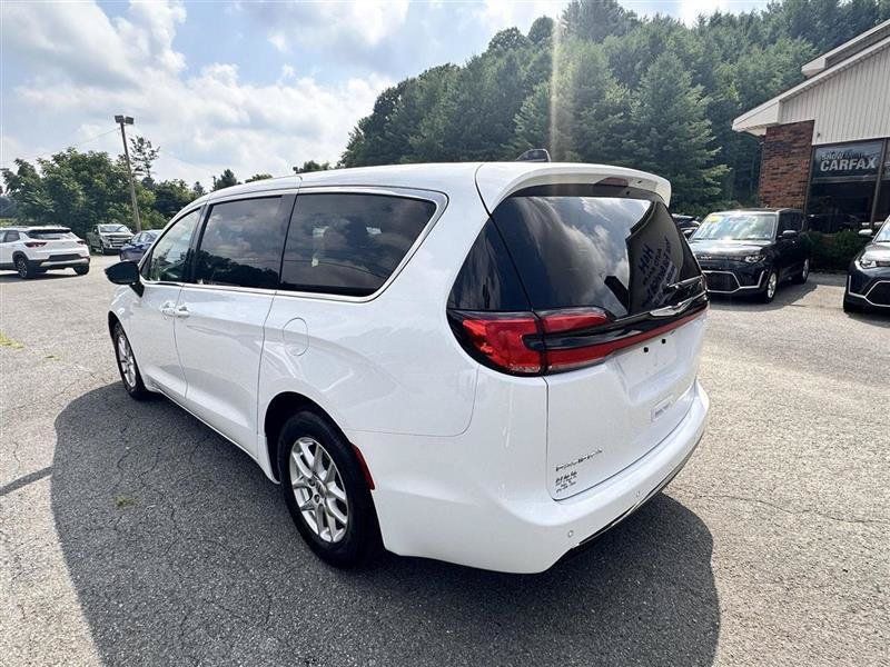 Used 2024 Chrysler Pacifica Touring-L FWD image 8