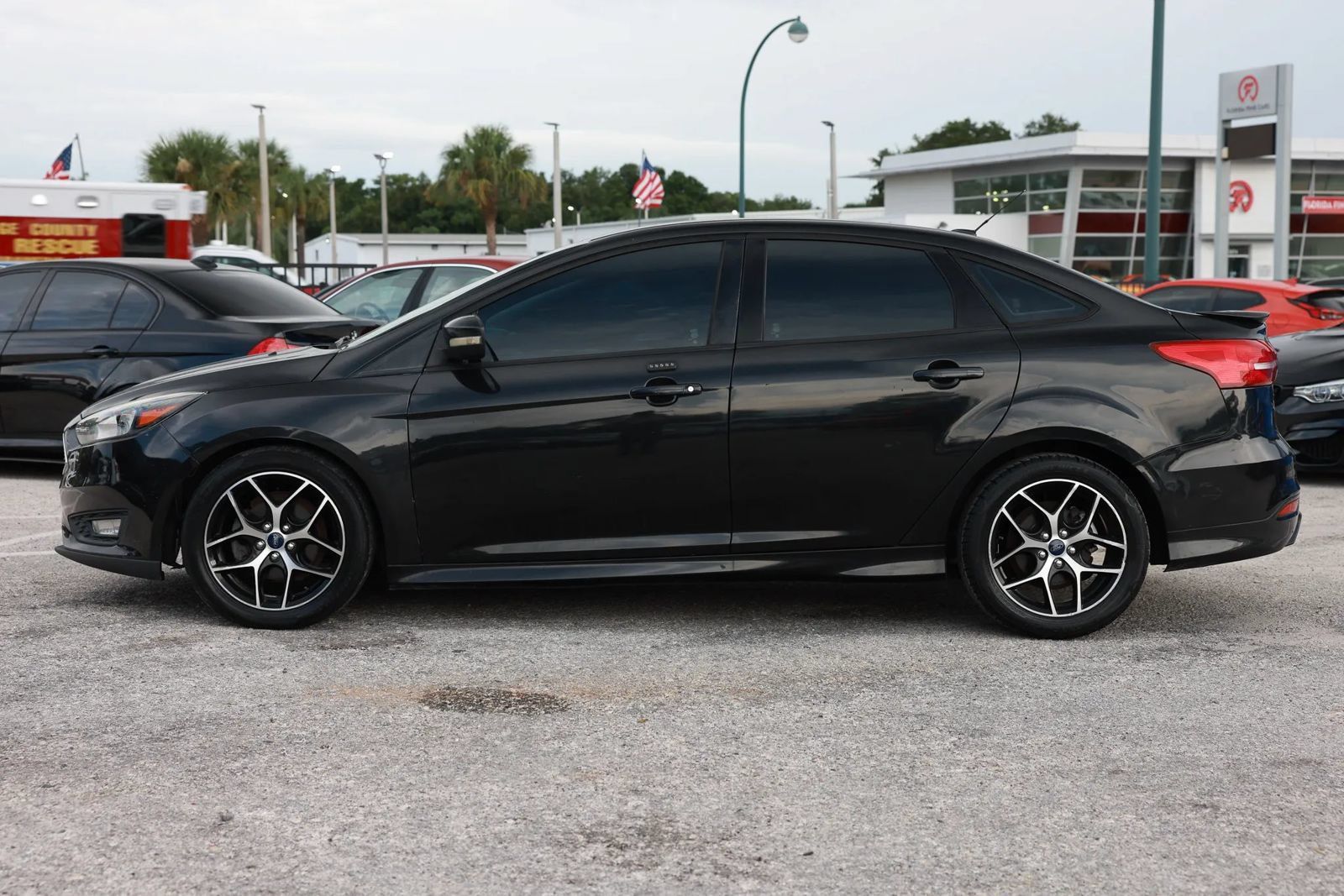 Used 2015 Ford Focus SE w/ SE Sport Package FWD image 3