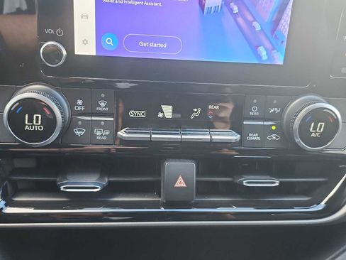 Used 2023 Toyota Highlander L image 19