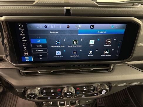 Used 2025 Jeep Wrangler Sahara image 9