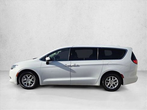 Used 2017 Chrysler Pacifica LX FWD image 9