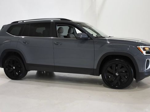 Used 2025 Volkswagen Atlas SE AWD/4WD image 3