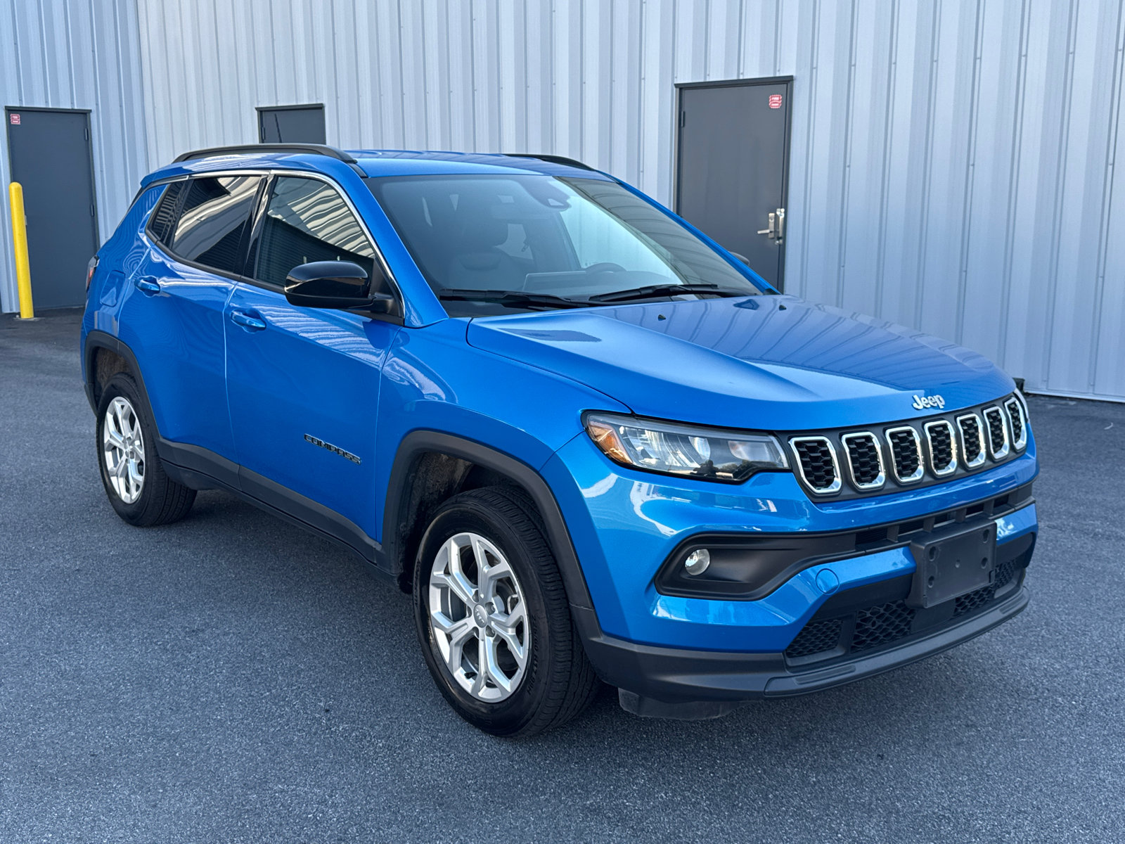 Used 2024 Jeep Compass Latitude AWD/4WD image 3