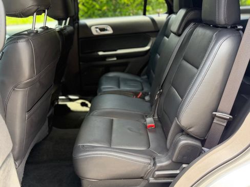 Used 2014 Ford Explorer XLT w/ Equipment Group 202A AWD/4WD image 13
