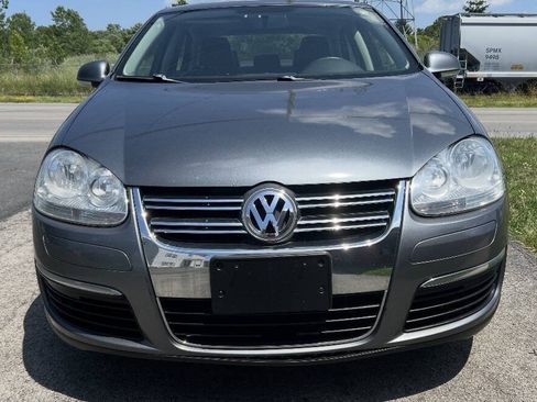 Used 2010 Volkswagen Jetta SE FWD image 2