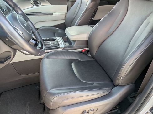 Used 2024 Kia Carnival LX image 12