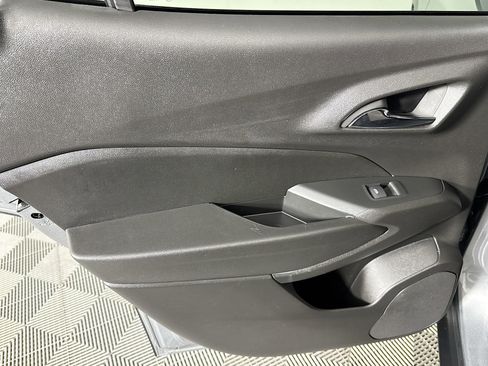 Used 2024 Chevrolet Trax RS w/ Sunroof Package FWD image 24