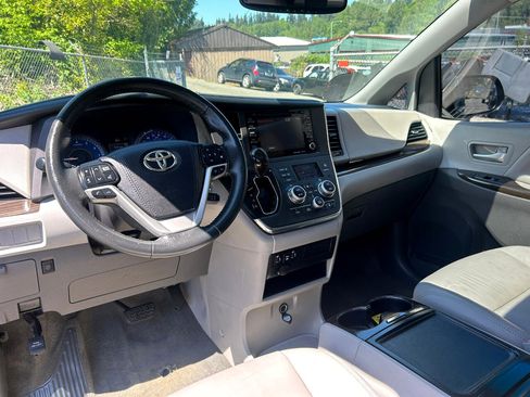 Used 2018 Toyota Sienna XLE image 13