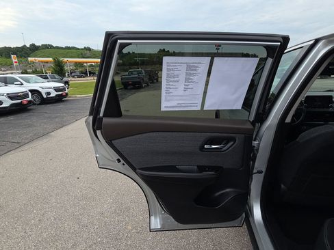 Used 2021 Nissan Rogue SV AWD/4WD image 26