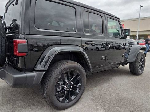 Used 2025 Jeep Wrangler Unlimited Sahara w/ Safety Group image 5