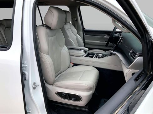 Used 2024 Jeep Wagoneer Series II w/ Flexible Seating Group RWD image 9