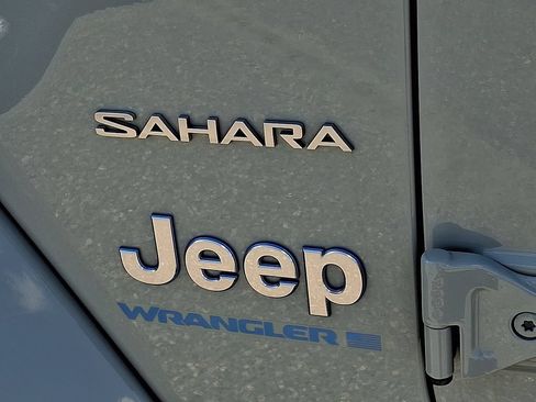 Used 2023 Jeep Wrangler Unlimited Sahara w/ Dual Top Group AWD/4WD image 32