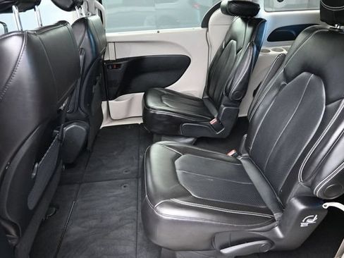 Used 2024 Chrysler Pacifica Touring-L FWD image 15