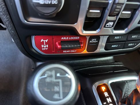 Used 2025 Jeep Gladiator Mojave w/ Convenience Group AWD/4WD image 36