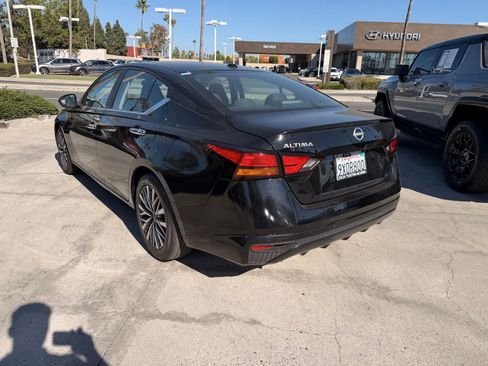 Used 2025 Nissan Altima 2.5 SV FWD image 3