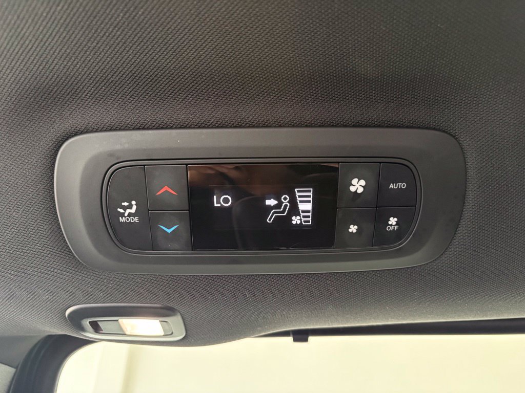 Used 2025 Chrysler Pacifica Limited FWD image 37