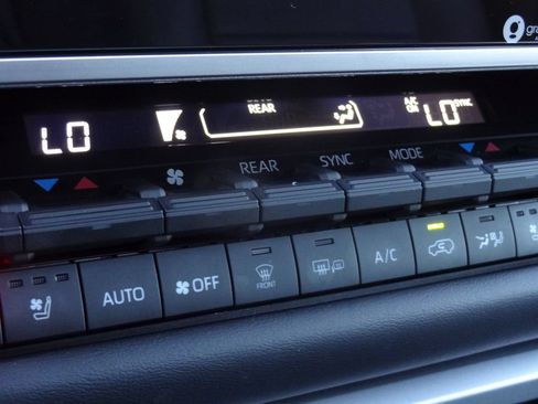 Used 2024 Toyota Sequoia Platinum AWD/4WD image 47
