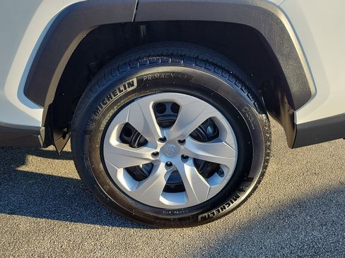 Used 2024 Toyota RAV4 LE image 7