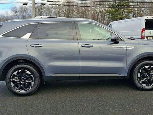 Used 2025 Kia Sorento S image 9