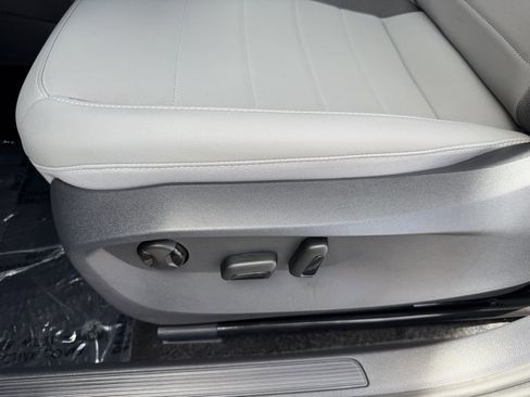 Used 2024 Volkswagen Taos SE w/ Panoramic Sunroof Package FWD image 30