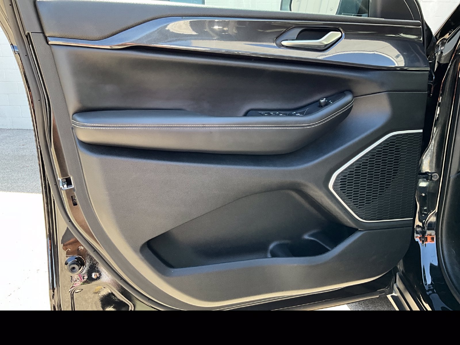 Used 2020 Jeep Grand Cherokee Altitude AWD/4WD image 11