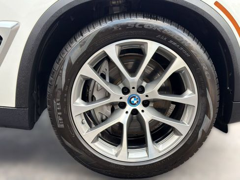 Used 2025 BMW X5 xDrive50e w/ Premium Package AWD/4WD image 13