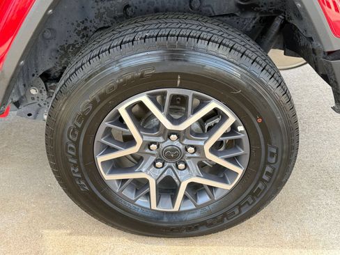 Used 2025 Jeep Wrangler Unlimited Sahara AWD/4WD image 30