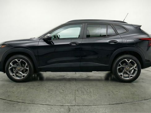 Used 2025 Chevrolet Trax LT FWD image 5
