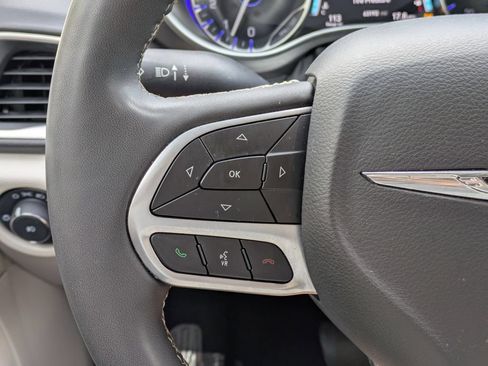 Used 2024 Chrysler Pacifica Touring-L FWD image 16