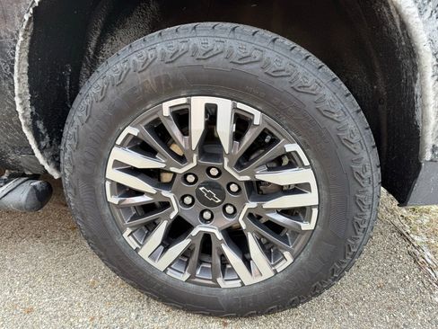 Used 2025 Chevrolet Suburban Z71 image 8