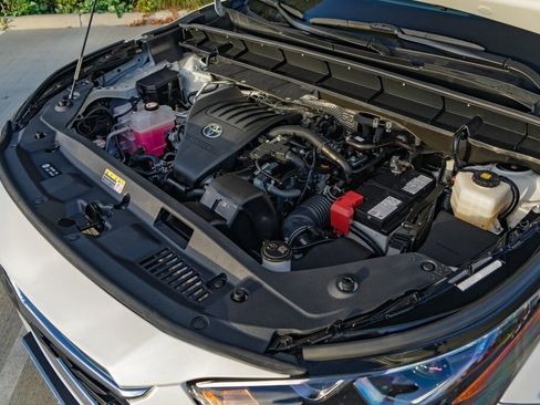 Used 2024 Toyota Highlander Limited image 5