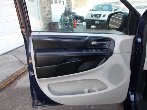 Used 2017 Dodge Grand Caravan SXT image 9