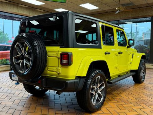 Used 2024 Jeep Wrangler Unlimited w/ Convenience Group AWD/4WD image 7