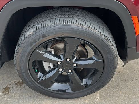 Used 2024 Jeep Grand Cherokee Altitude image 27