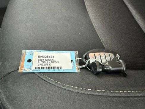 Used 2025 Nissan Altima 2.5 SV FWD image 33