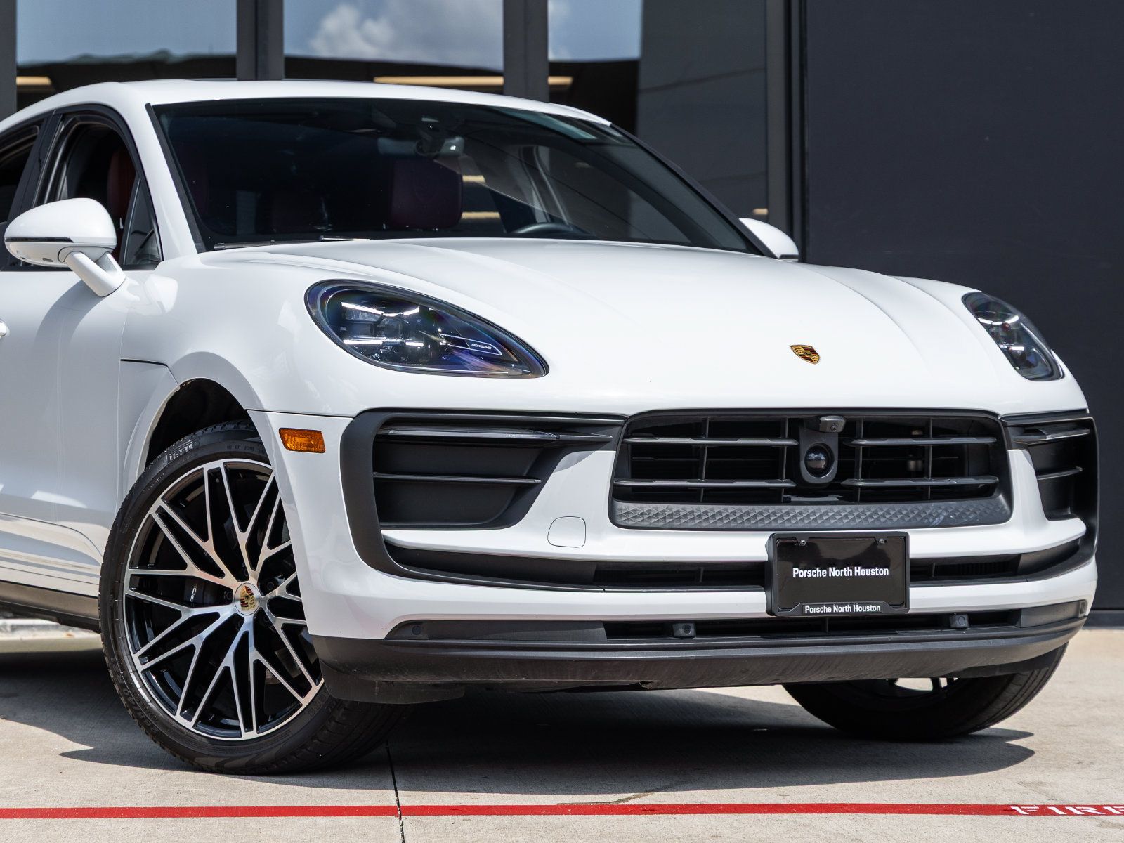 Certified 2023 Porsche Macan AWD/4WD image 9