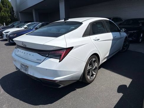 Used 2022 Hyundai Elantra Limited w/ Preferred Accessory Package FWD image 3