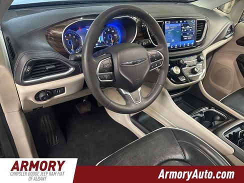 Used 2023 Chrysler Pacifica Limited image 9