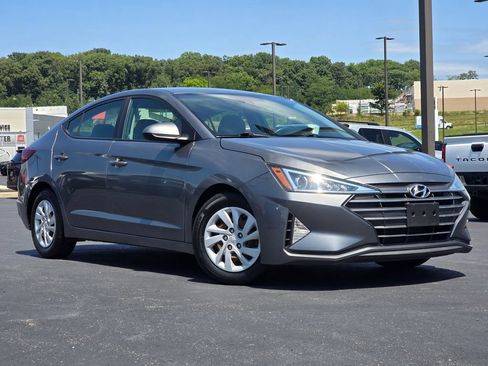 Used 2020 Hyundai Elantra SE FWD image 2