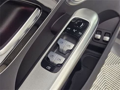 Used 2025 Mercedes-Benz GLC 350e 4MATIC image 17