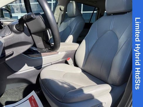 Used 2024 Toyota Highlander Limited FWD image 17