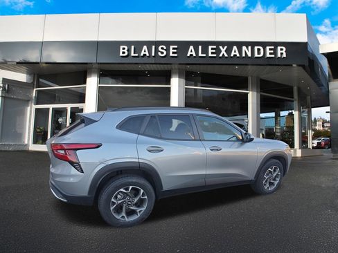 Used 2024 Chevrolet Trax LT w/ LT Convenience Package image 4