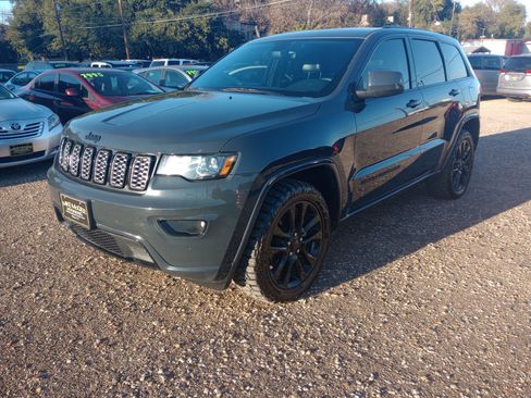Used 2018 Jeep Grand Cherokee Altitude image 3