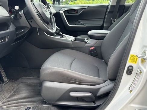 Used 2022 Toyota RAV4 LE FWD image 11