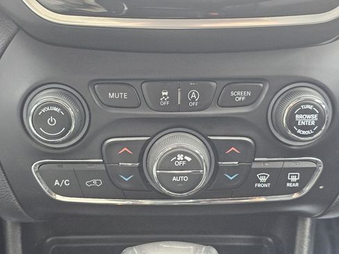 Used 2019 Jeep Cherokee Limited w/ Luxury Group image 33