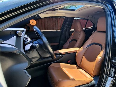 Used 2021 Lexus UX 200 w/ Accessory Package (Z2) FWD image 4
